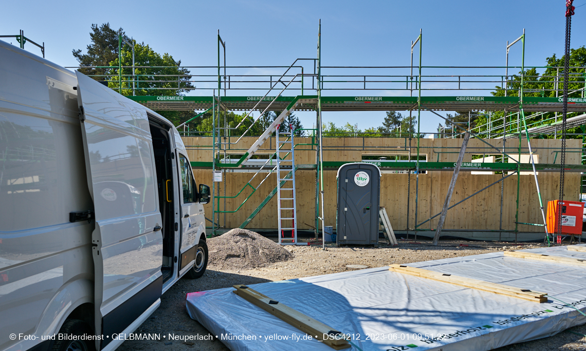 01.06.2023 - Neue Holzwände für das Haus für Kinder in Neuperlach in München
